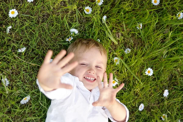 Porträt eines Jungen im Sommer im Freien — Stockfoto