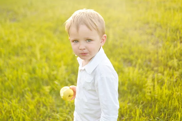 Porträt eines Jungen im Sommer im Freien — Stockfoto