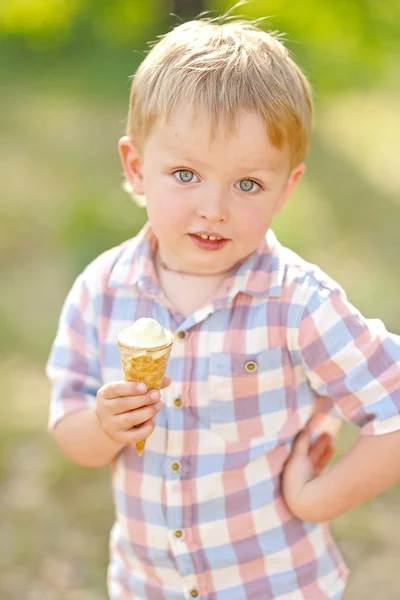 Portrait of a boy in the summer outdoors — Stock Photo, Image