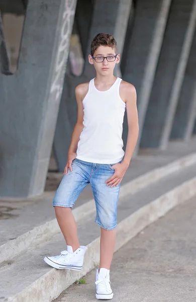 Porträtt av en pojke i sommaren utomhus — Stockfoto