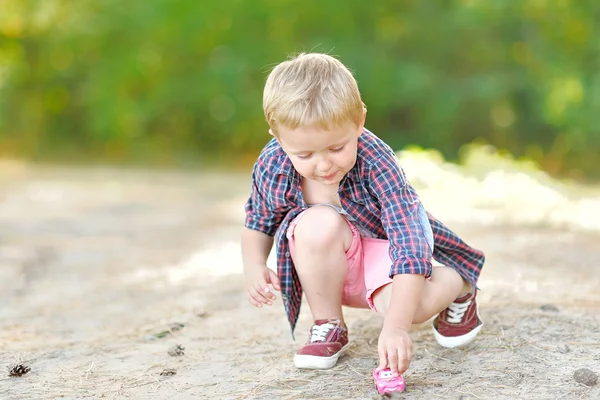 Retrato de un niño en verano al aire libre —  Fotos de Stock