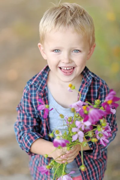 Retrato de un niño en verano al aire libre —  Fotos de Stock