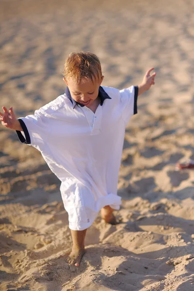 Портрет мальчика летом на открытом воздухе — стоковое фото