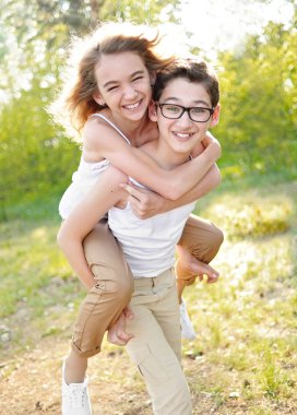 bir oğlan ve kız yaz aylarında portre