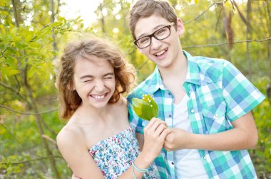 bir oğlan ve kız yaz aylarında portre