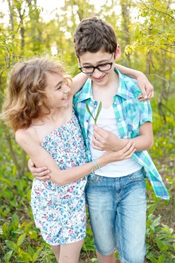 bir oğlan ve kız yaz aylarında portre