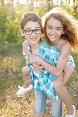 bir oğlan ve kız yaz aylarında portre