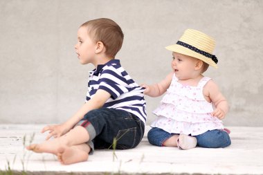 bir oğlan ve kız yaz aylarında portre