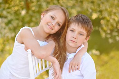 bir oğlan ve kız yaz aylarında portre