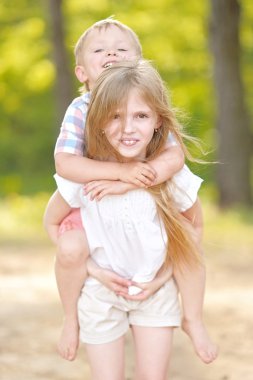 bir oğlan ve kız yaz aylarında portre