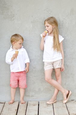 bir oğlan ve kız yaz aylarında portre