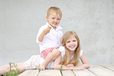 bir oğlan ve kız yaz aylarında portre