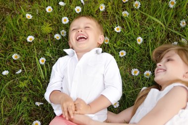 bir oğlan ve kız yaz aylarında portre