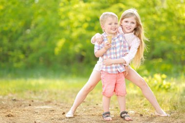 bir oğlan ve kız yaz aylarında portre