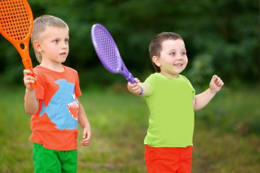 yaz açık havada iki erkek portresi