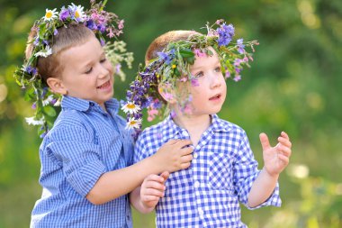 yaz açık havada iki erkek portresi