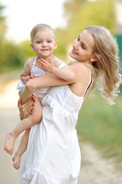 Yaz niteliğine mutlu bir aile portresi