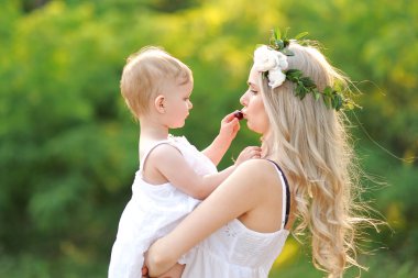 Yaz niteliğine mutlu bir aile portresi