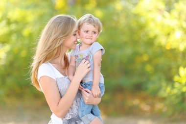 Yaz niteliğine mutlu bir aile portresi