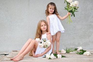 bir yaz doğa üzerindeki Girlfriends iki kız portresi