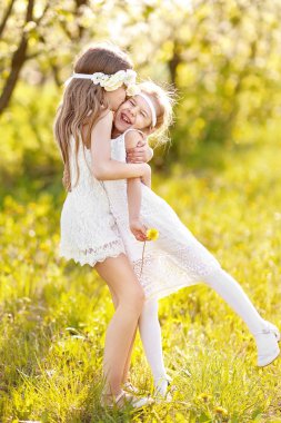 bir yaz doğa üzerindeki Girlfriends iki kız portresi