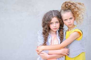bir yaz doğa üzerindeki Girlfriends iki kız portresi