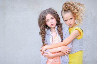 bir yaz doğa üzerindeki Girlfriends iki kız portresi