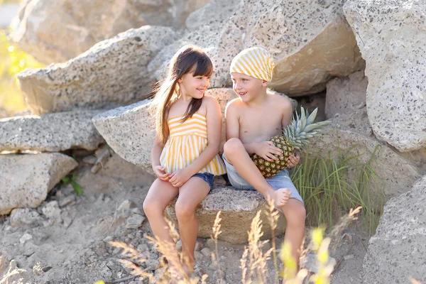 Retrato de um menino e menina no verão — Fotografia de Stock