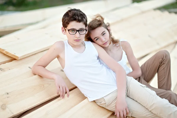 A fiú és a lány nyáron portréja — Stock Fotó