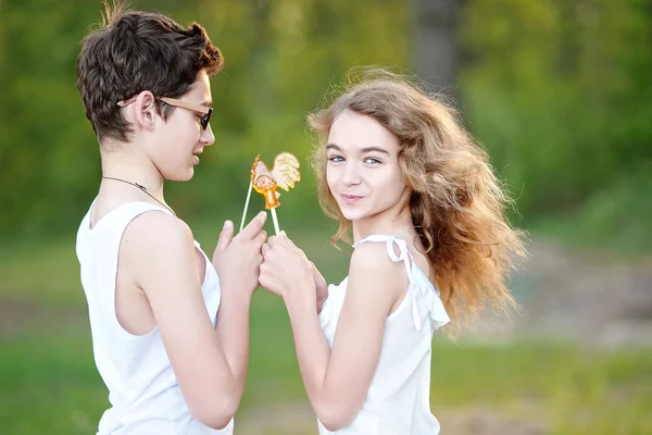 Retrato de um menino e menina no verão — Fotografia de Stock