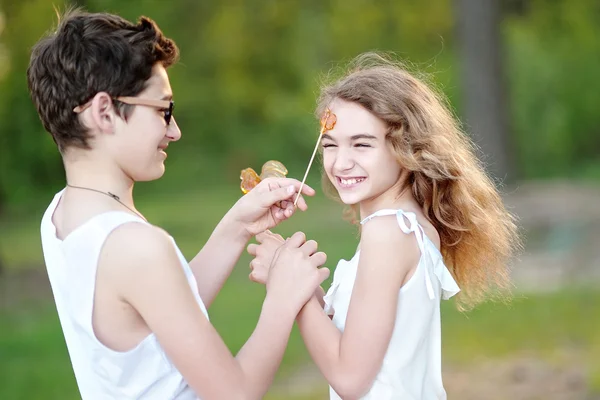 Retrato de um menino e menina no verão — Fotografia de Stock