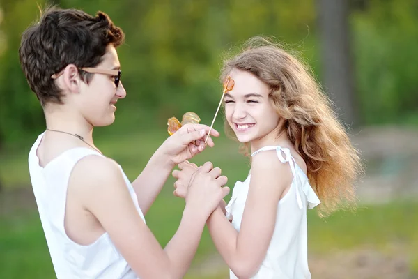 Porträt eines Jungen und eines Mädchens im Sommer — Stockfoto