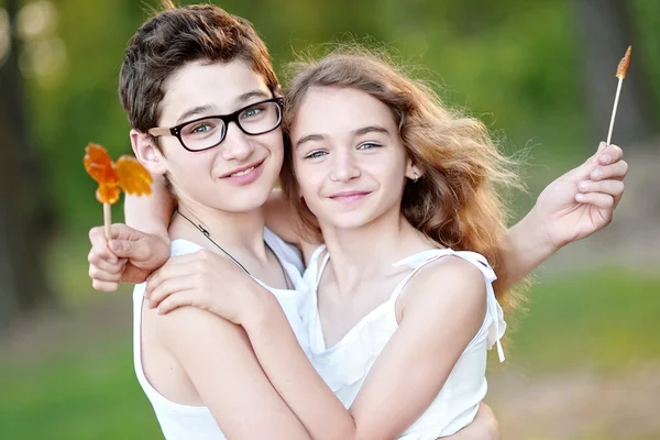 Retrato de un niño y una niña en verano — Foto de Stock