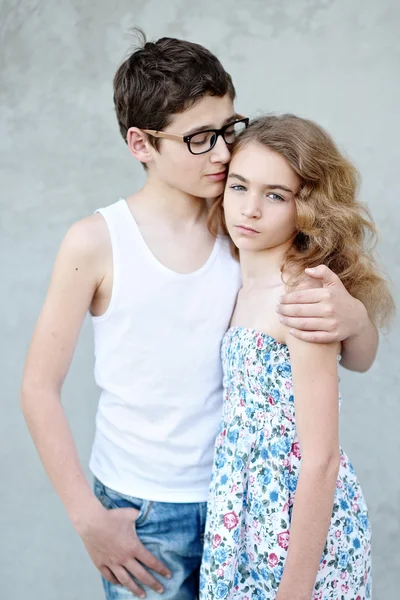 Retrato de um menino e menina no verão — Fotografia de Stock