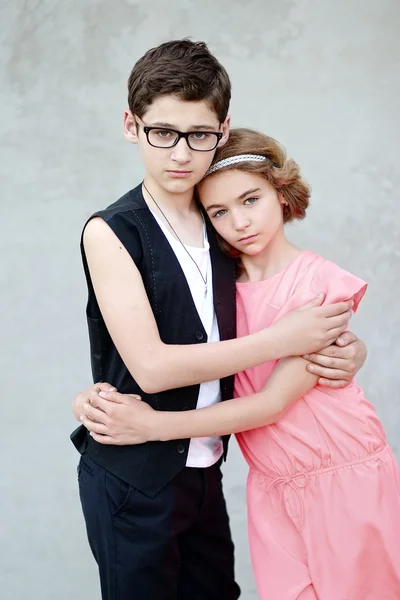 Retrato de um menino e menina no verão — Fotografia de Stock