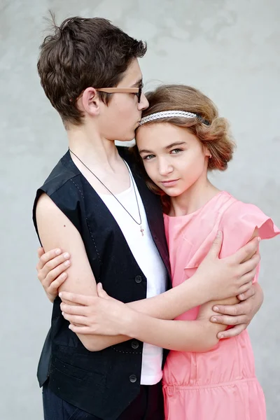 Retrato de um menino e menina no verão — Fotografia de Stock