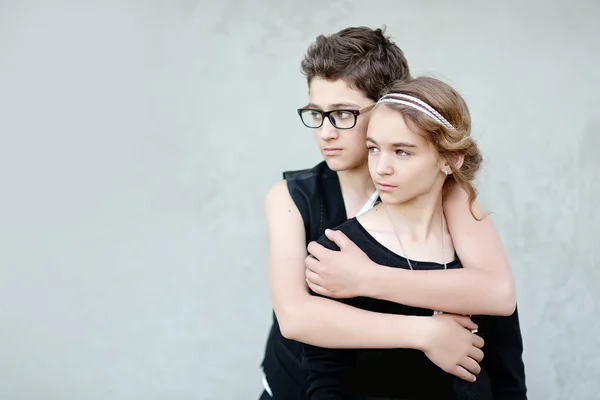 Portrait d'un garçon et d'une fille en été — Photo