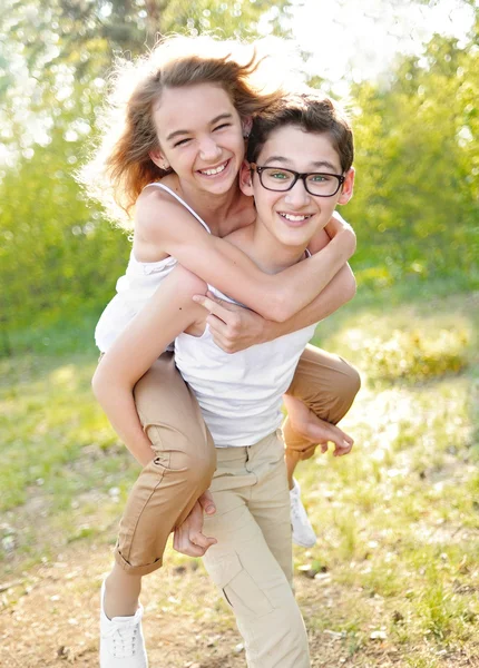 Retrato de um menino e menina no verão — Fotografia de Stock