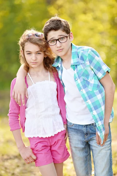 Bir oğlan ve kız yaz aylarında portre — Stok fotoğraf