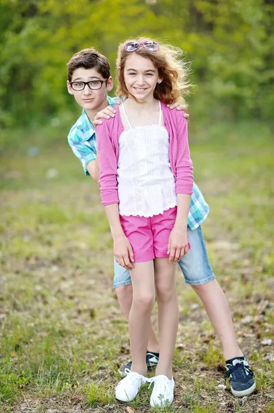 男孩和女孩在夏天的肖像 — 图库照片