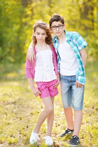 Retrato de um menino e menina no verão — Fotografia de Stock