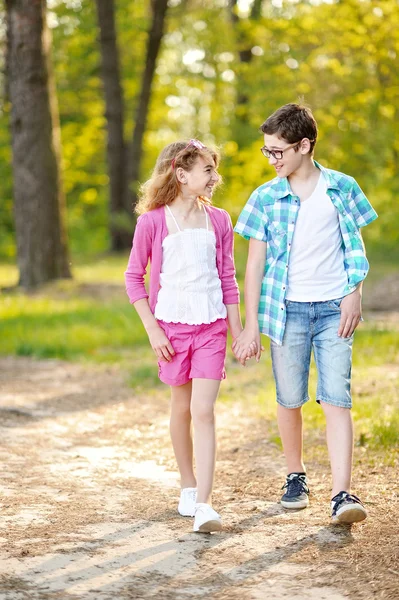 Porträt eines Jungen und eines Mädchens im Sommer — Stockfoto