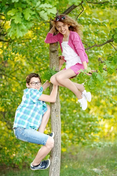 Retrato de um menino e menina no verão — Fotografia de Stock