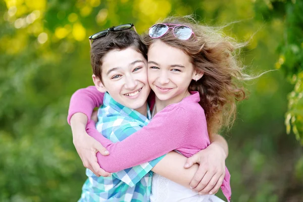 Porträt eines Jungen und eines Mädchens im Sommer — Stockfoto