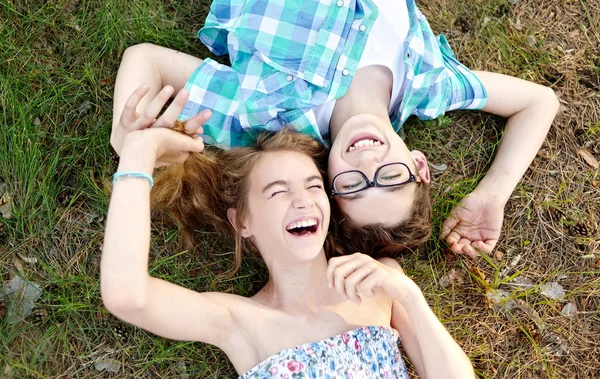 Retrato de um menino e menina no verão — Fotografia de Stock