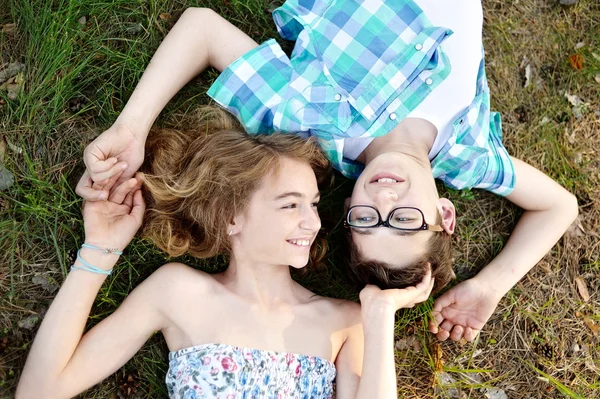 Retrato de un niño y una niña en verano —  Fotos de Stock