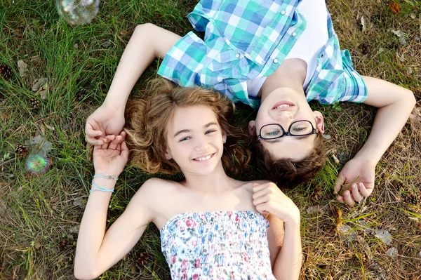 Porträt eines Jungen und eines Mädchens im Sommer — Stockfoto