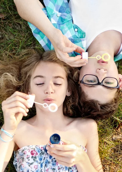 Retrato de un niño y una niña en verano — Foto de Stock