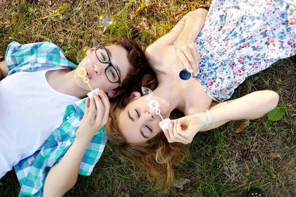 Retrato de um menino e menina no verão — Fotografia de Stock