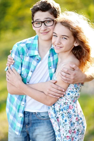 Retrato de um menino e menina no verão — Fotografia de Stock